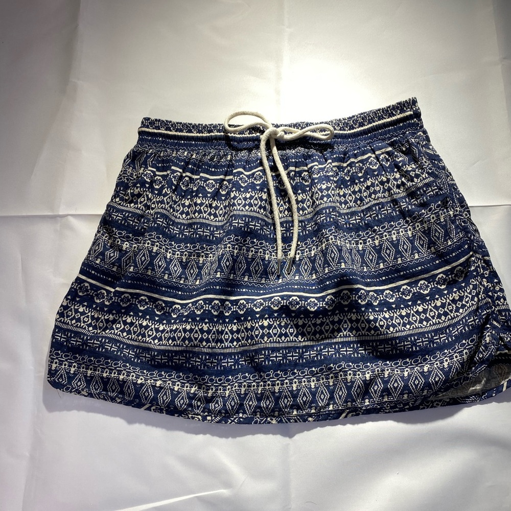 En creme skirt